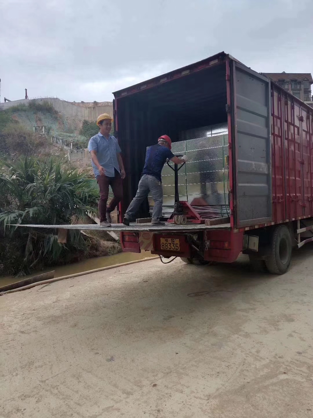 廣州實地墻薇國際電纜橋架進場